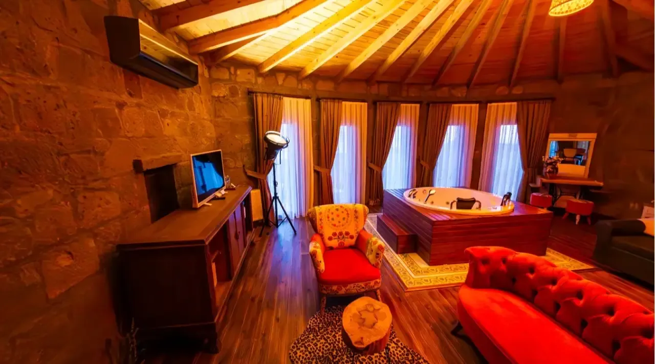 Honeymoon Suite, Photo 5 of 7