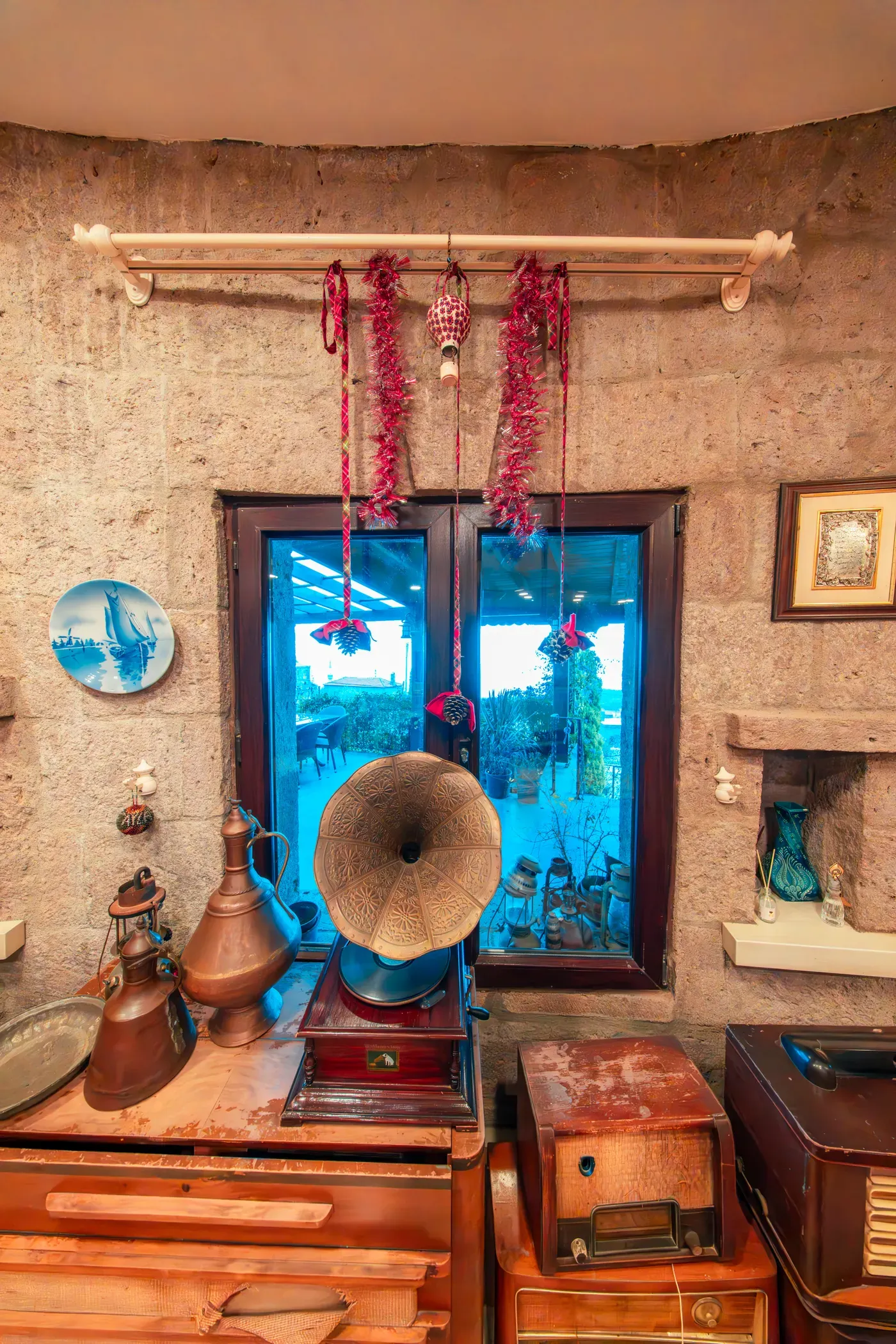 A corner with a gramophone and antiques